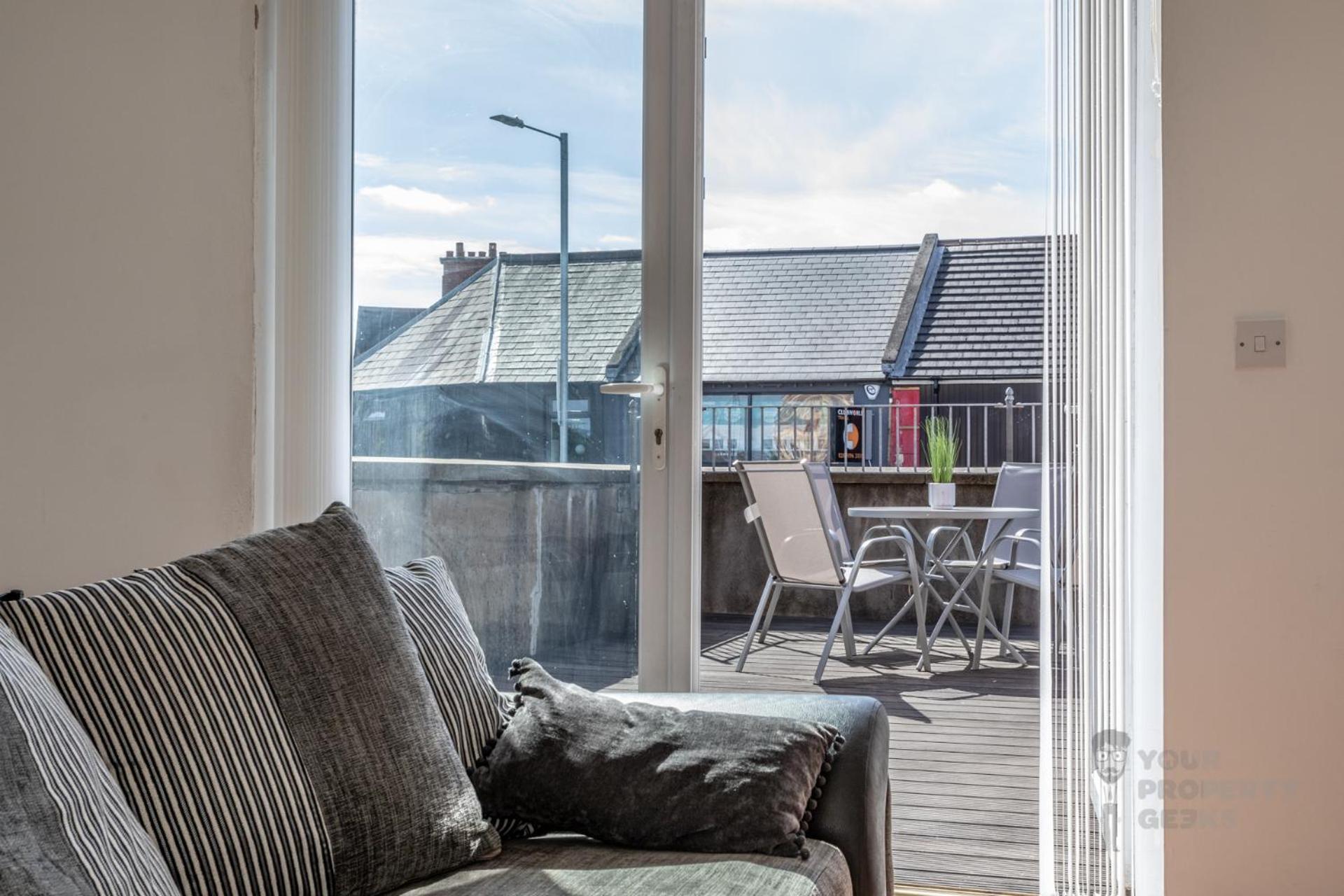 Attic Style 2 Bed Duplex With Rooftop Patio